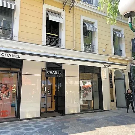 Magenta Mama - Comfort & Charm In Carre D'or - Near