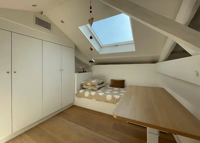 Magenta Mama - Comfort & Charm In Carre D'or - Near